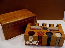 ANTIQUE VTG POKER SET 149 CHIPS Clay Composite engraved Wood CARRIER BOX HOLDER