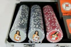 Hooters Casino Limited Edition Poker Set Cased 300 Chips, Dice, Playing Cards