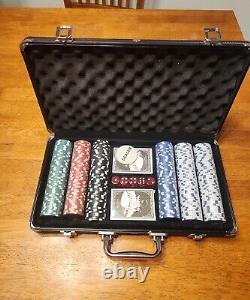 Poker chips set with aluminum locking casing, comes with key