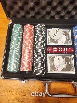 Poker chips set with aluminum locking casing, comes with key