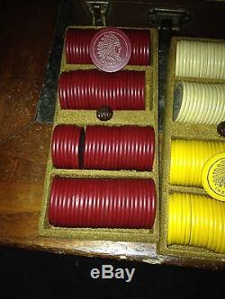 VINTAGE SET INDIAN HEAD CLAY POKER CHIPS & ANTIQUE CASE With BAKELITE HANDLE RARE
