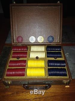 VINTAGE SET INDIAN HEAD CLAY POKER CHIPS & ANTIQUE CASE With BAKELITE HANDLE RARE